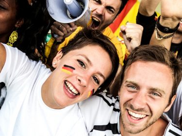 Deutsche Fans schauen sich ein Spiel im Stadion an