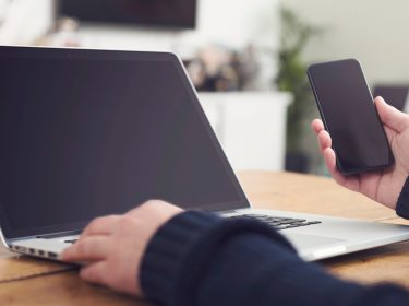 Ein Laptop und ein Smartphone