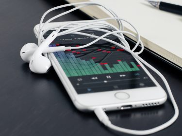 Musik auf dem iPhone mit Kopfhörern hören.