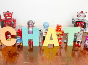 Roboterfiguren und ein Chat-Logo