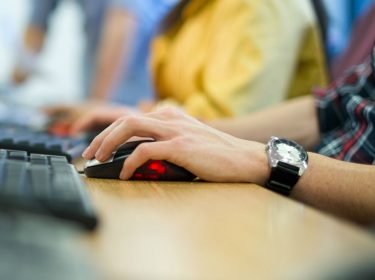 Junge Frau arbeitet am Computer.