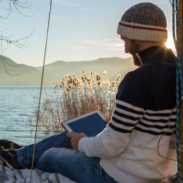 Junger Mann schaut offline Netflix Netflix offline schauen