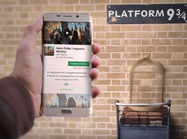 Smartphone mit Screenshot am Gleis 9 3/4.