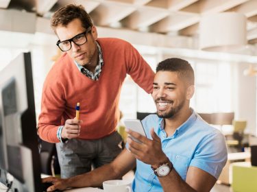 Zwei junge Männern staunen über Google und Dropbox