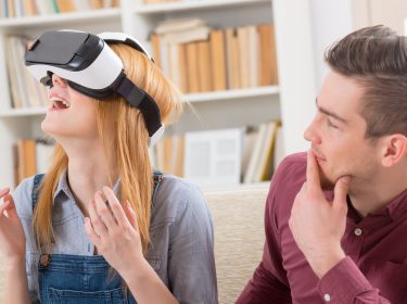 Mann und Frau schauen VR-Videos auf YouTube