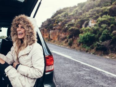 Lachendes Mädchen verschickt GIFs am Smartphone.