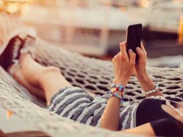 Frau nutzt im Urlaub Google Maps App