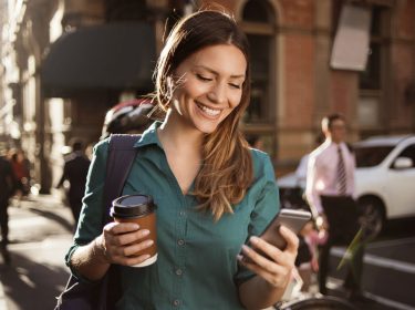 Junge Frau textet am Smartphone.