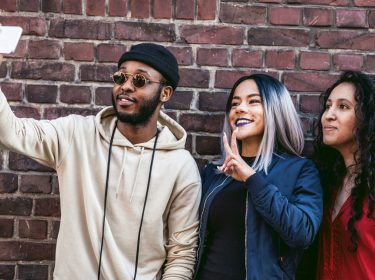 Freunde nutzen Google Duo am Smartphone für einen Videoanruf.