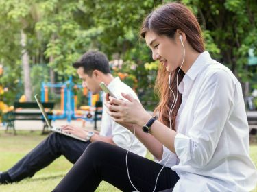 Junge Frau testet ihr neues Smartphone.