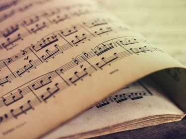 Notentext auf Papier.