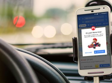 Dank Google Maps und Mario mit dem Auto durch die Stadt navigieren.