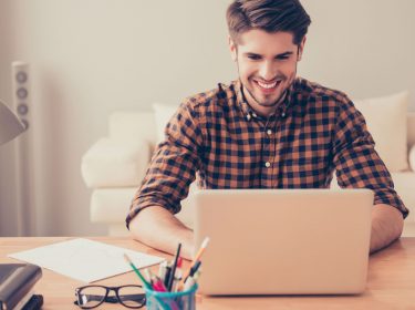 Junger Mann nutzt Google-Kalender an seinem Computer.