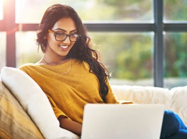 Junge Frau begrenzt das WLAN zeitlich über ihren Computer.