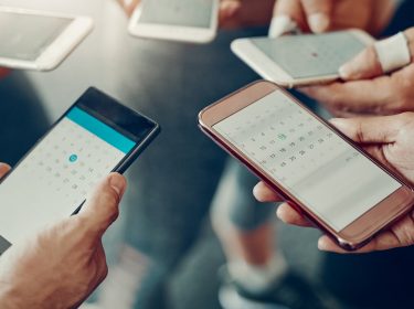 Mehrere Personen vergleichen ihren Google-Kalender