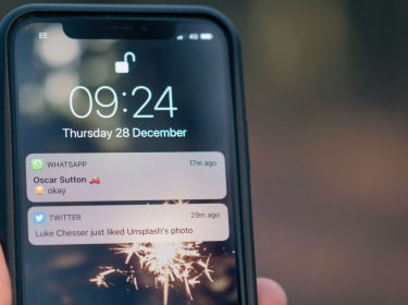 Gesperrtes iPhone X mit Benachrichtigungen.