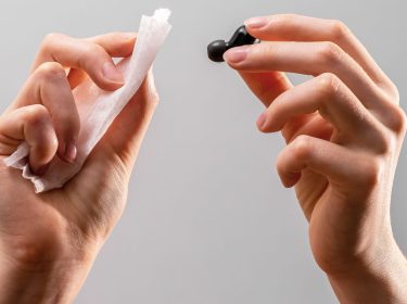 In-Ear-Kopfhörer mit einem Tuch reinigen