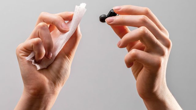 In-Ear-Kopfhörer mit einem Tuch reinigen