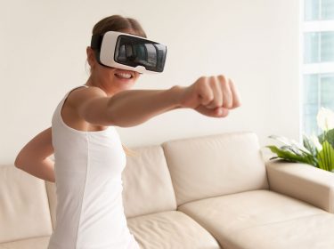 Frau übt mit VR gegen Rückenschmerzen