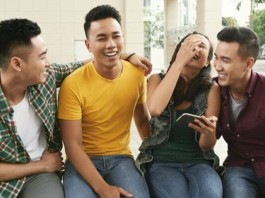 Freunde mit Smartphone