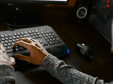 Junger Mann zockt am PC.