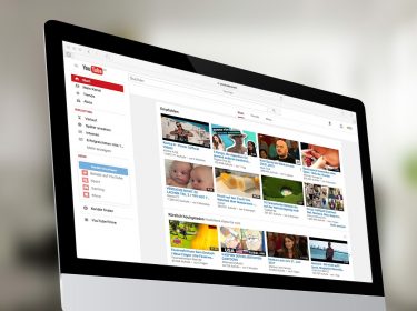 Ein Bildschirm zeigt YouTube-Videos