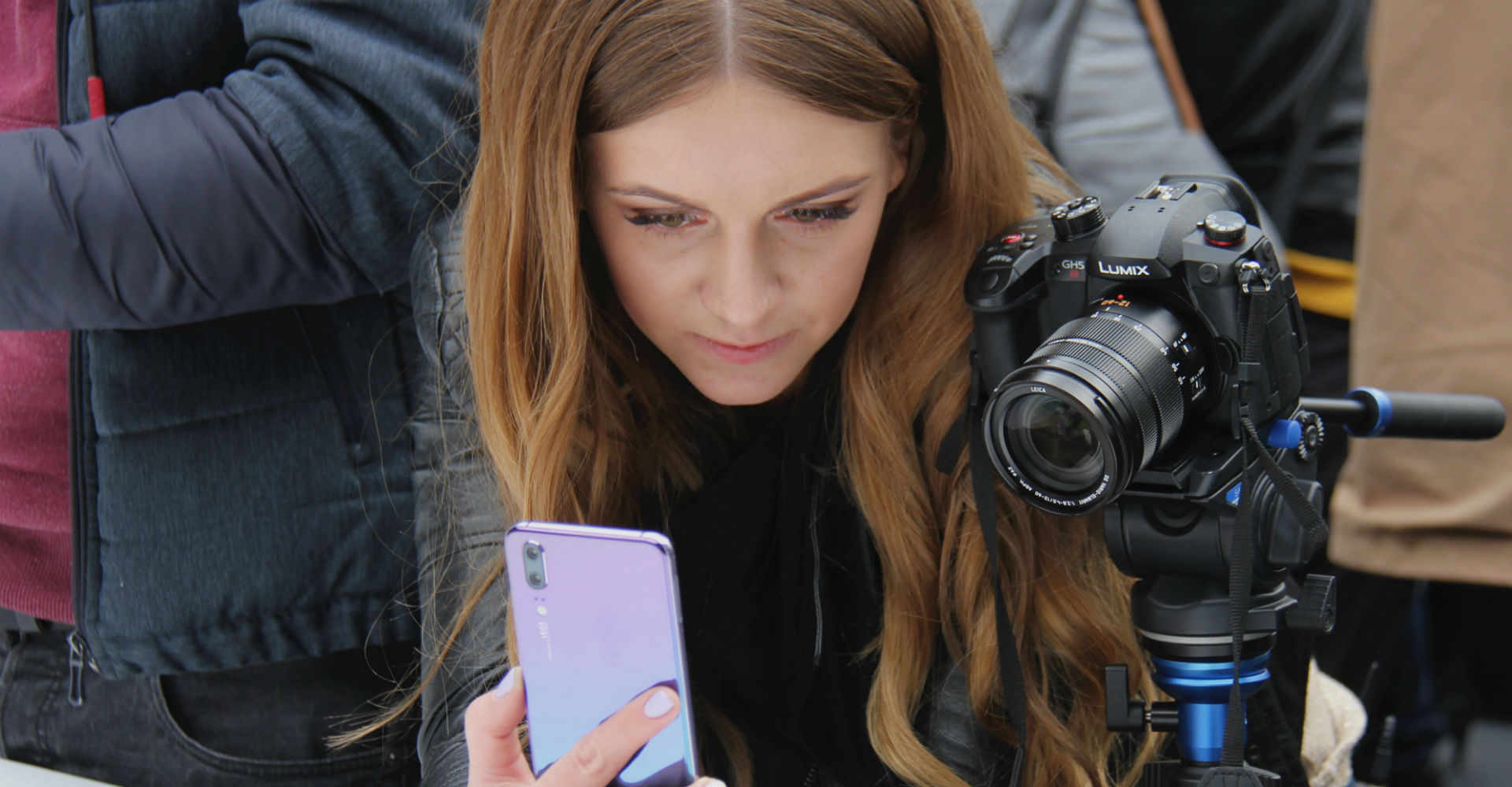 Frau hält P20-Smartphone in den Händen.