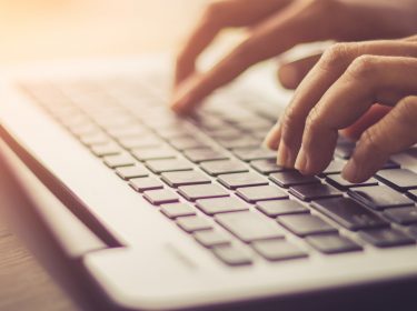 Tippen in iMessage auf einem Laptop