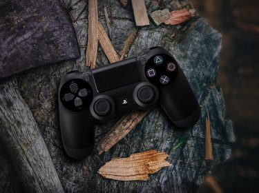 PlayStation 4-Controller auf Holz