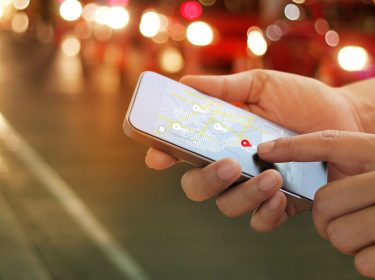 Mann setzt Geste auf dem Android-Smartphone in Google Maps ein.