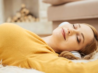 Junge Frau hört über Deezer kostenlos Musik