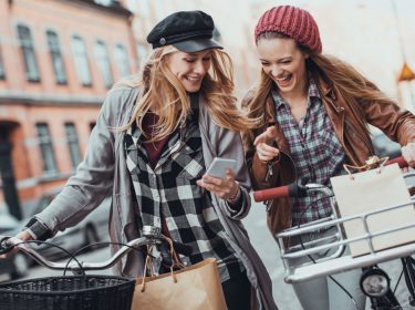 Freundinnen chatten via Smartphone.