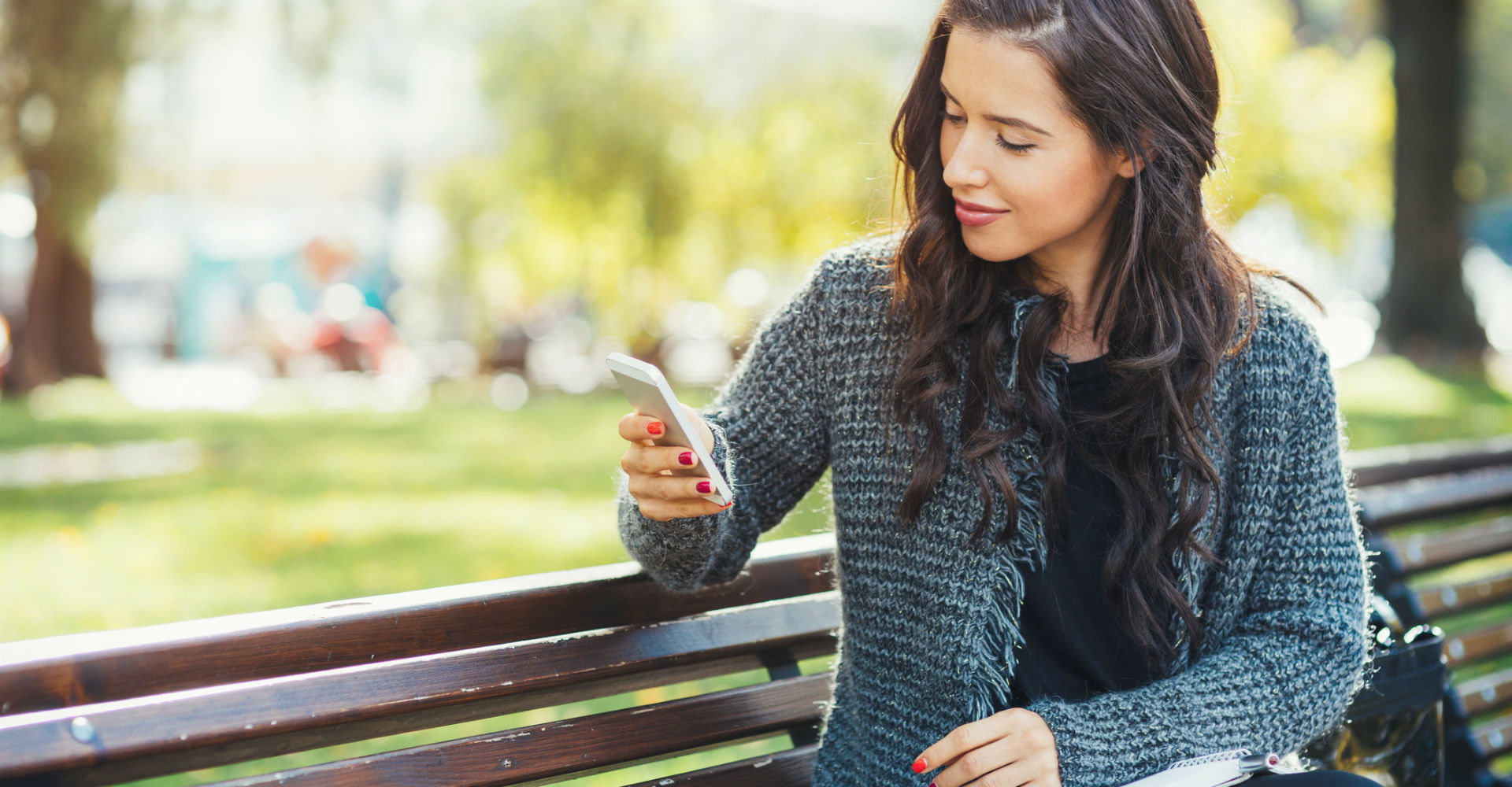 Junge Frau verwendet Gmail am Smartphone.