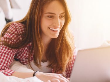 Eine Frau schaut Videos auf einem Windows 10-Laptop.