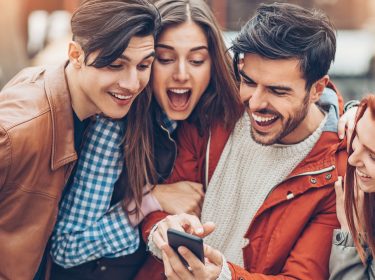 Junge Leute sind überrascht, wie realistisch der Google Assistant klingt.