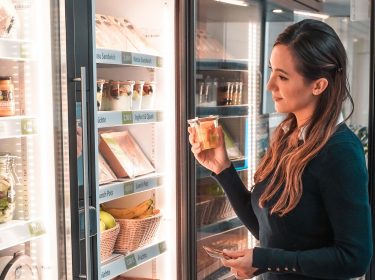 Eine Frau holt sich etwas eine Mahlzeit in der smarten Küche von Livello