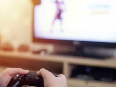 Fortnite mit Controller spielen.