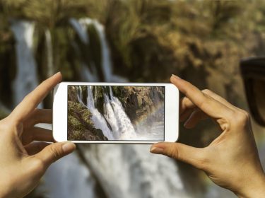 Mit der Live-Kamera des Smartphones Objekte im Bild erkennen.