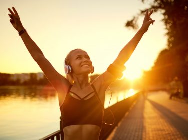 Junge Frau im Sonnenuntergang