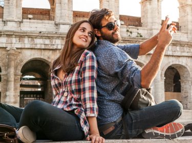 Pärchen schaut HDR-Videos am Smartphone.