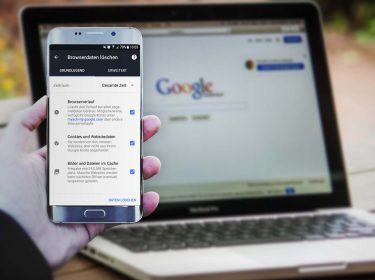 Google Chrome am Laptop und Smartphone.