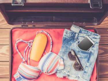 Koffer für den Urlaub mit Smartphone & Co. packen.