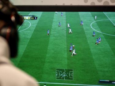 WM-Pokal samt Maskottchen