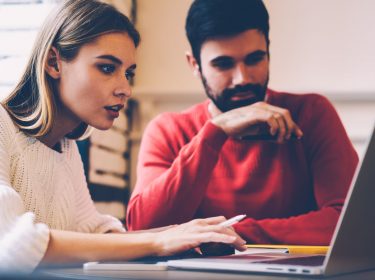 Ein Mann und eine Frau stöbern in Google Trends