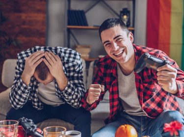 Zwei Freunde spielen eines der Twitch Prime Gratis-Games