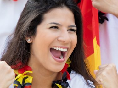 Eine junge Frau freut sich über ein Tor der deutschen Nationalmannschaft