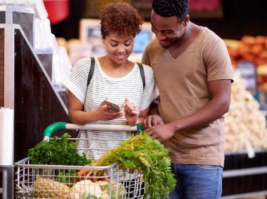 Junges Pärchen geht einkaufen