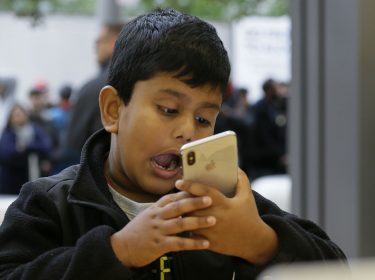 Kind erstellt ein Animoji am iPhone X.