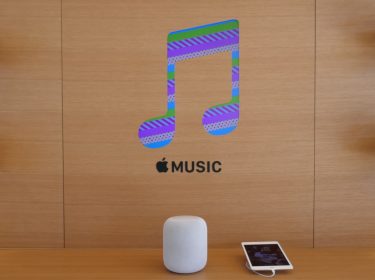 Ein Apple HomePod mit einem iPhone