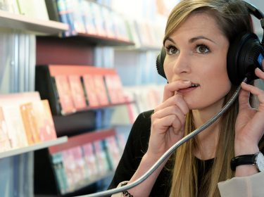Eine junge Frau hört das Hörspiel 